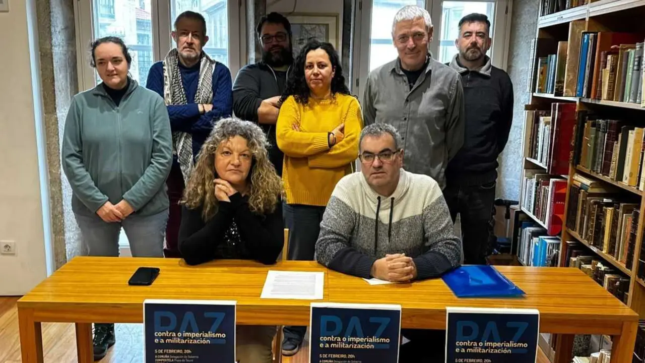 Membros da plataforma Galiza pola Paz. Arriba: M&eacute;ndez, Cadaveira, Badalares, Rodr&iacute;guez, Lobeira e Amenedo. Abaixo: os seus portavoces Romero e Vilar. (Foto: N&oacute;s Diario)