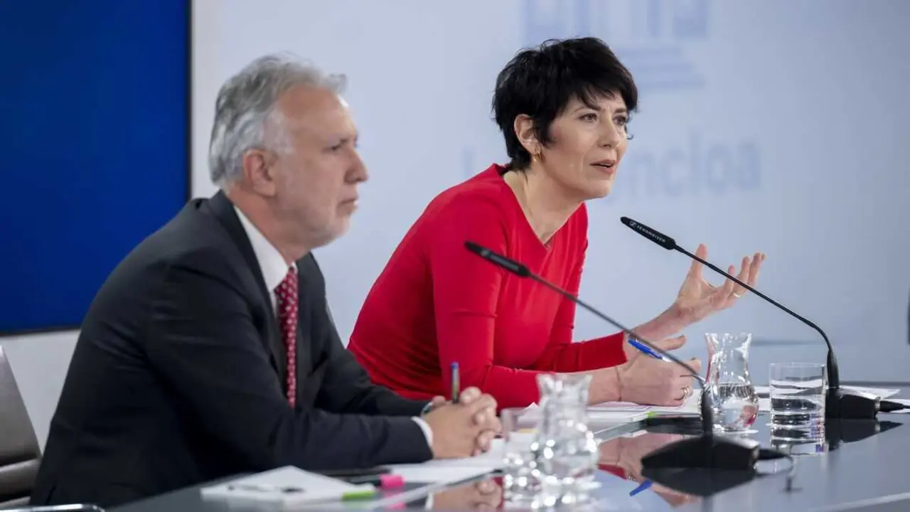&Aacute;ngel V&iacute;ctor Torres e Elma Saiz ap&oacute;s o Consello de Ministros, esta terza feira. (Foto: Alberto Ortega / Europa Press)