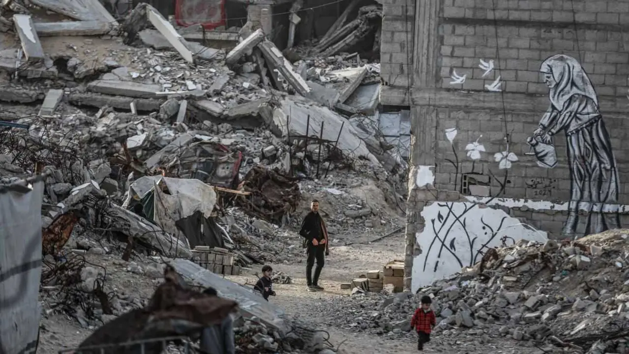 A vida coti&aacute; en Khan Yunis no medio da destruci&oacute;n e a proliferaci&oacute;n de tendas entre os cascallos o 27 de xaneiro. (Foto: Europa Press / Contacto / Ramzi Abu Amer)