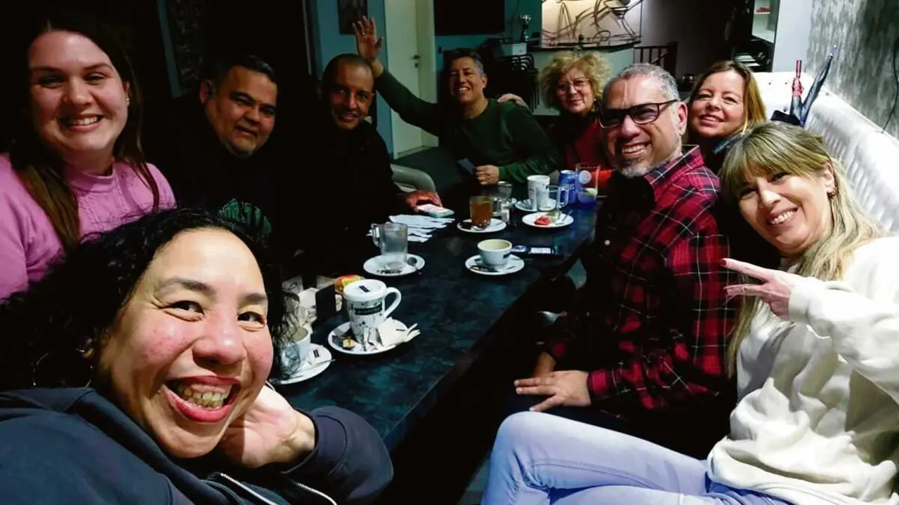 Grupo de conversa de Carballo (Berganti&ntilde;os). (Foto N&oacute;s Diario)