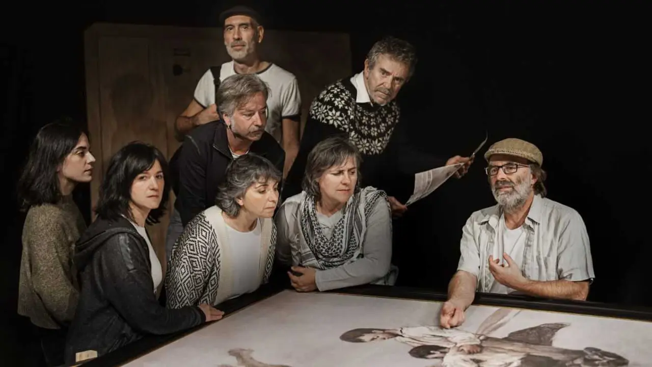 A compa&ntilde;&iacute;a Ch&eacute;vere diante da estampa de Castelao. (Foto: Sabela Eiriz)