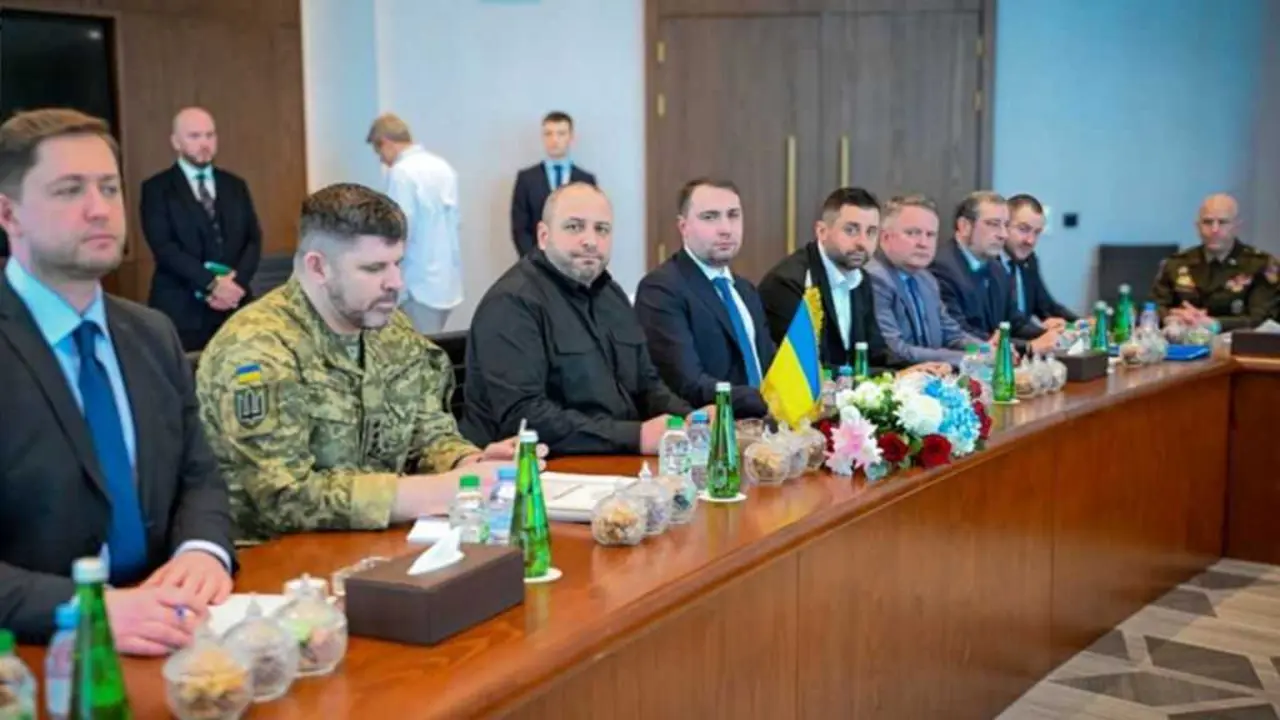 A delegaci&oacute;n ucra&iacute;na, esta cuarta feira 4 de febreiro nas negociaci&oacute;ns en Abu Dabi. (Foto:  Europa Press / Contacto / The UAE Ministry Of Foreign)