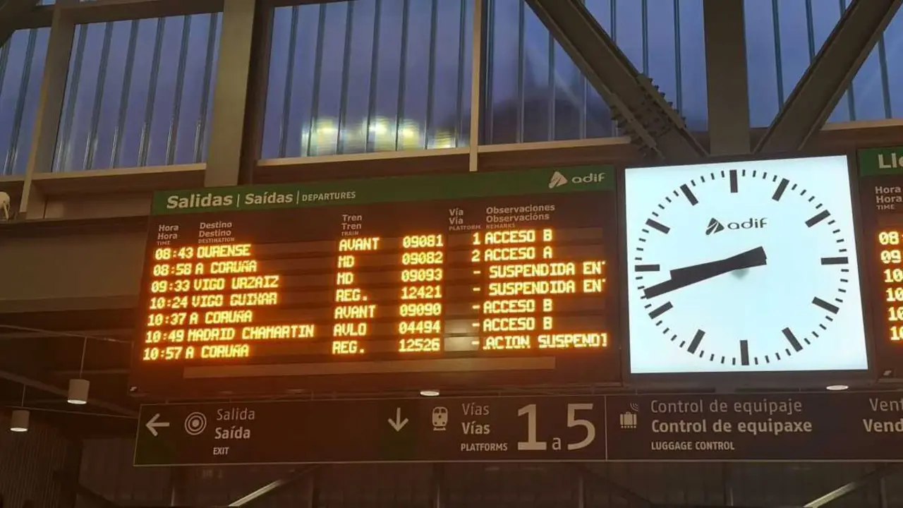 Avisos da suspensi&oacute;n dos trens con destino Vigo na estaci&oacute;n de Santiago de Compostela - Daniel Castelao. (Foto: N&oacute;s Diario)
