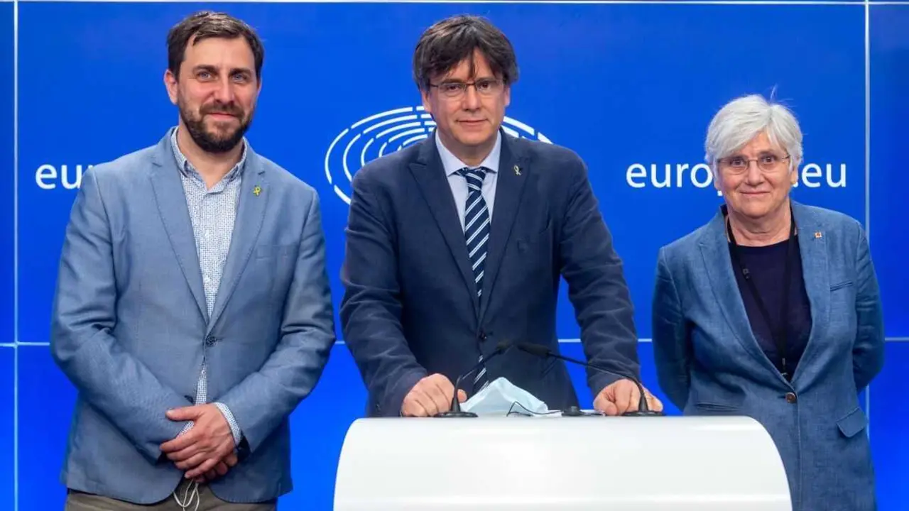 Antoni Com&iacute;n, Carles Puigdemont e Clara Ponsat&iacute; no Parlamento Europeo en 2021. (Foto: Jan Van De Vel / European Parliame / DPA)