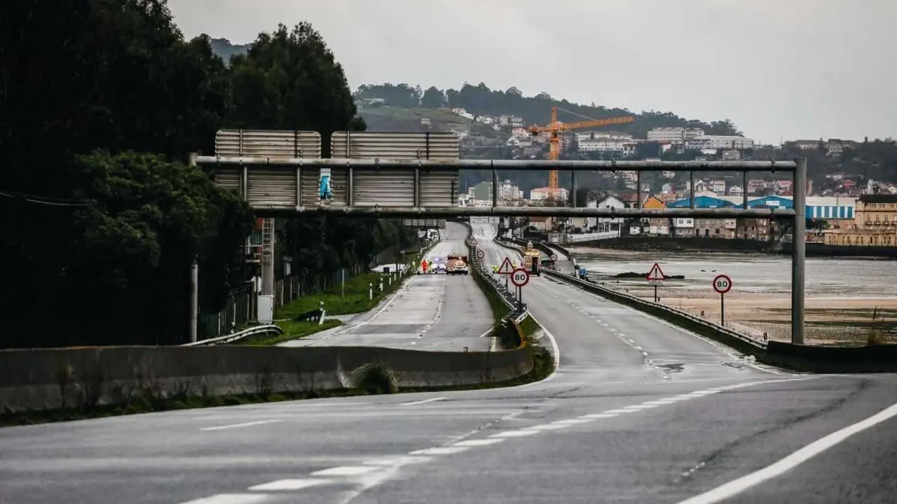 A avenida de Mar&iacute;n, cortada ao tr&aacute;fico tras ficar asolagada durante as mareas vivas. (Foto: Beatriz Ciscar / Europa Press)