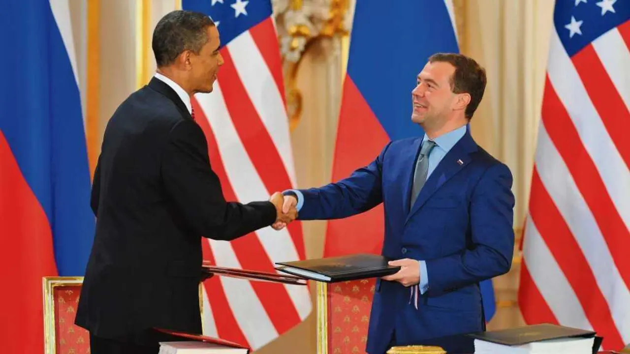 Barack Obama e Dmitrii Medvedev asinaron en Praga (Rep&uacute;blica Checa), no ano 2010, o tratado START III. (Foto: Europa Press / Contacto / x99)