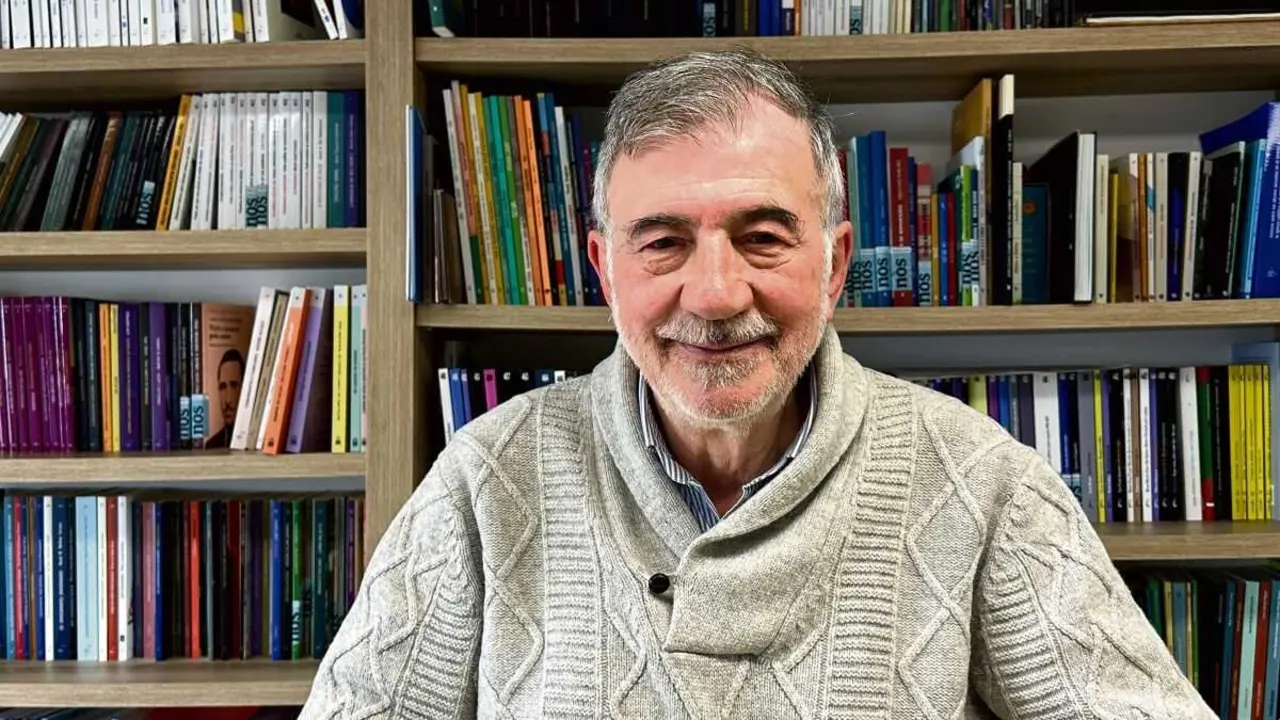 O escritor e pedagogo Ant&oacute;n Costa Rico na redacci&oacute;n de 'N&oacute;s Diario'. (Foto: N. B.)