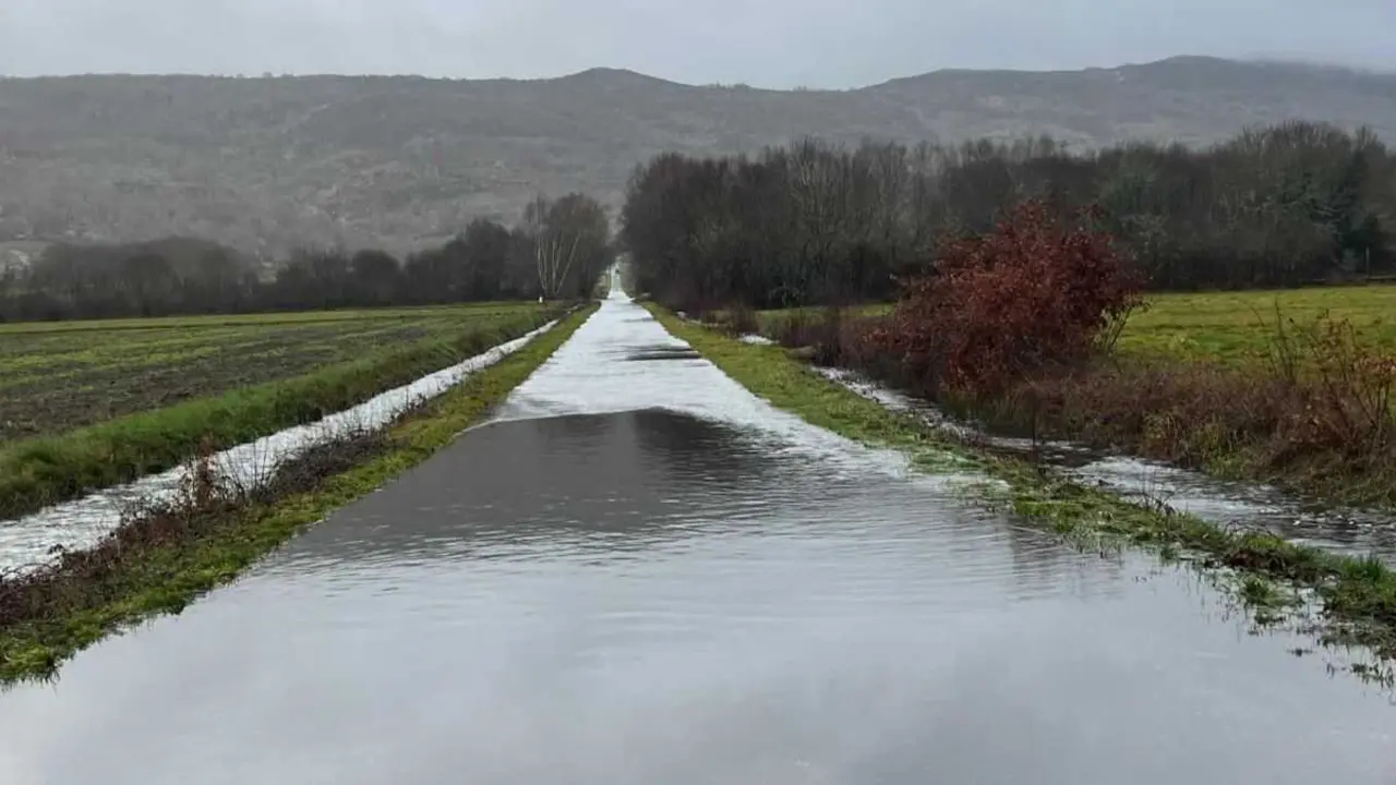 Estrada anegada no concello de Porqueira (A Limia). (Foto: Concello de Porqueira)