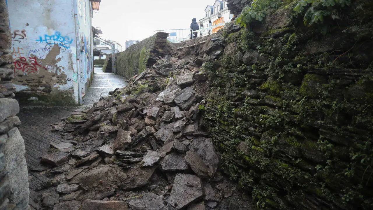 Lugo. Se derrumba parte de la Muralla romana de Lugo al ablandarse la tierra de su adarve tras las copiosas y abundantes lluvias de las &uacute;ltimas semanas. No hay que lamentar heridos