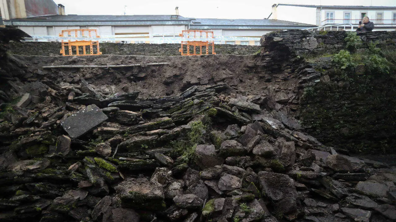 Lugo. Se derrumba parte de la Muralla romana de Lugo al ablandarse la tierra de su adarve tras las copiosas y abundantes lluvias de las &uacute;ltimas semanas. No hay que lamentar heridos