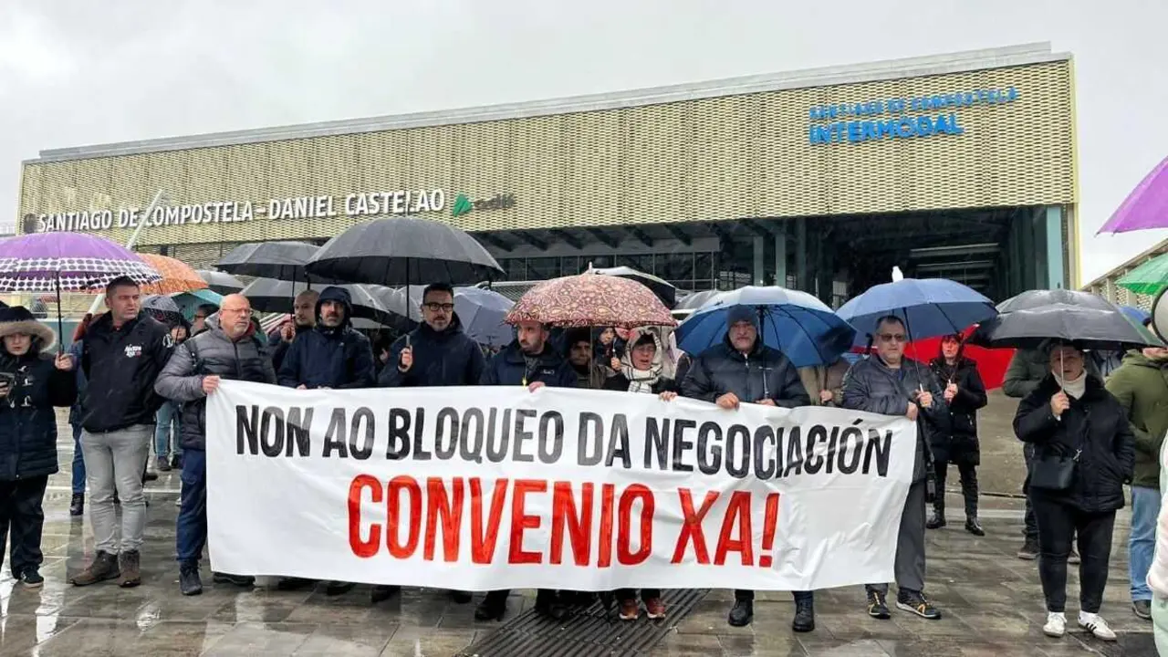 Mobilizaci&oacute;n do trasnporte por estradas en Compostela, esta segunda feira. (Foto: N&oacute;s Diario)