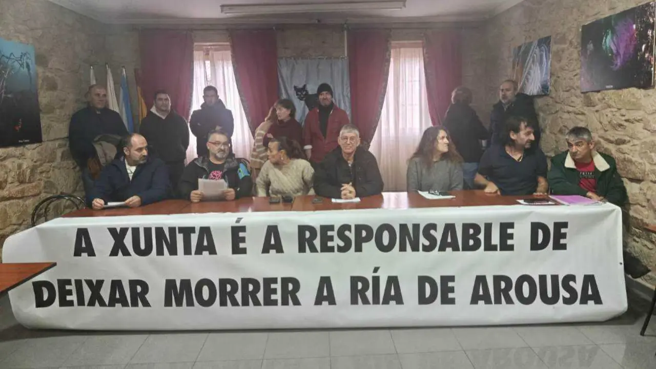 A Plataforma en Defensa da R&iacute;a de Arousa (PDRA) e as Confrar&iacute;as e Agrupaci&oacute;ns de Mariscadoras e Produtores de Mexill&oacute;n esta segunda feira na rolda de prensa. (Foto: N&oacute;s Diario)