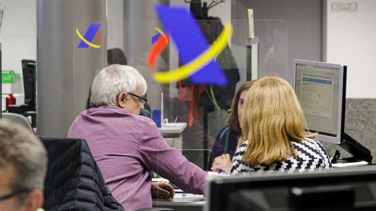 Atenci&oacute;n presencial nunha oficina da Axencia Tributaria. (Foto: Carlos Luj&aacute;n / Europa Press)