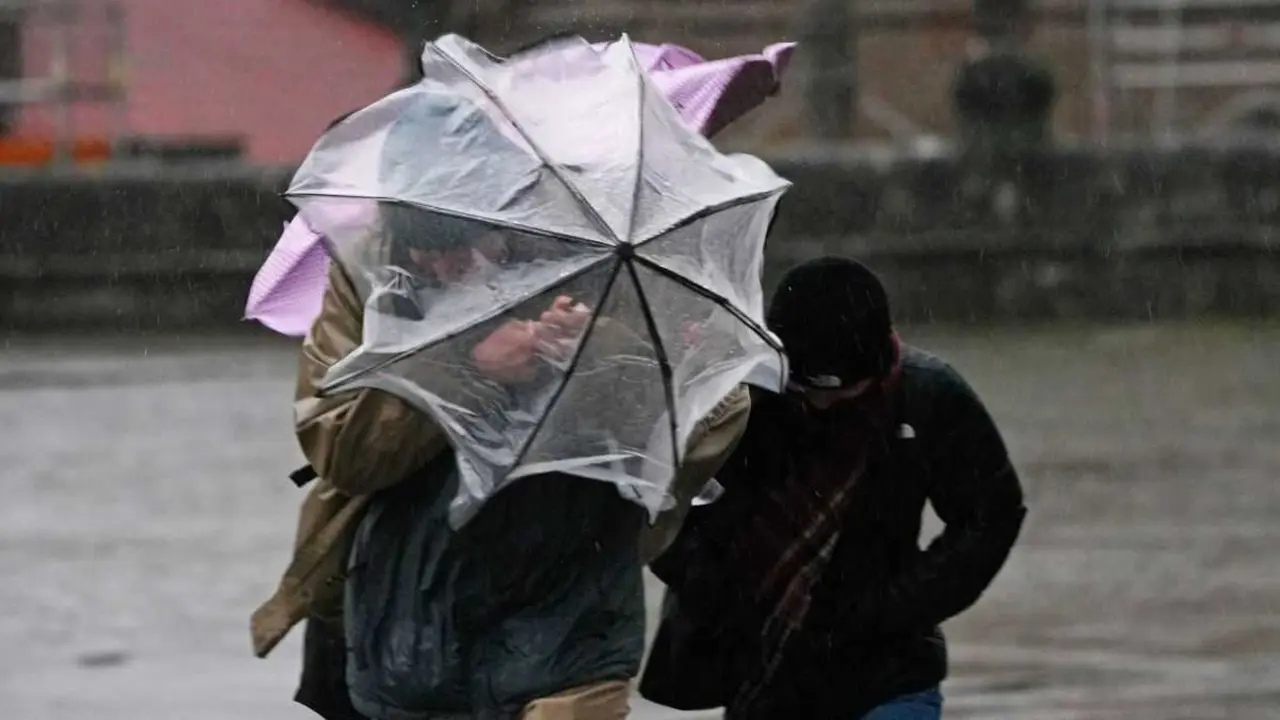 Foto de arquivo &ndash; Varias persoas o pasado 26 de xaneiro en Compostela. (Foto: &Aacute;lvaro Ballesteros / Europa Press)