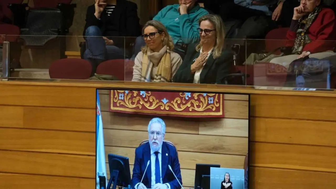 Dolores Fern&aacute;ndez Gali&ntilde;o, &aacute; dereita, na votaci&oacute;n do Parlamento Galego, esta terza feira. (Foto: Arxina)