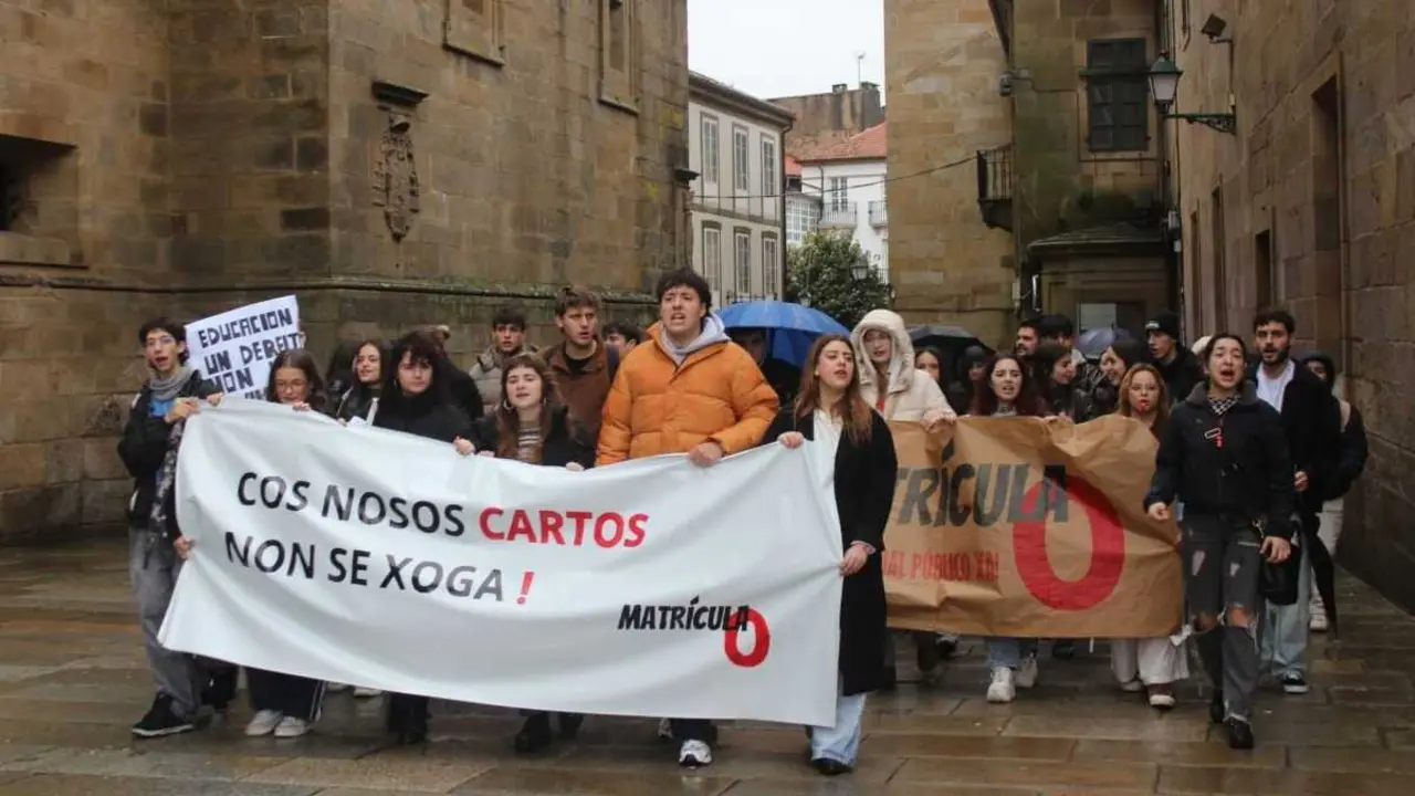 Mobilizaci&oacute;n do estudantado do grao de Traballo Social, en Compostela, esta terza feira. (Foto: Mar&iacute;a Amigo)