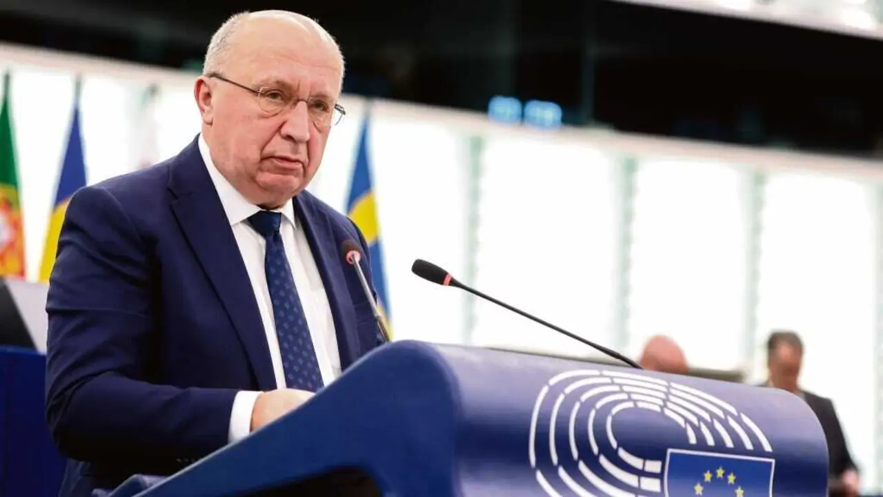O comisario de Defensa e Espazo da Uni&oacute;n Europea, Andrius Kubilius, esta terza feira 10 de febreiro na sede do Parlamento Europeo en Estrasburgo (Francia). (Foto: Fred Marvaux)