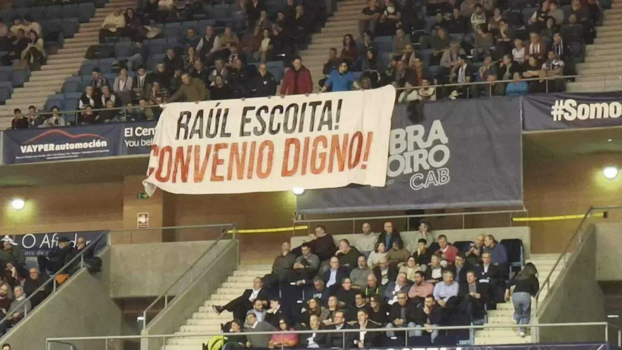 Acci&oacute;n do persoal do 
sector do transporte de viaxeiras contra o presidente de Monbus, Ra&uacute;l L&oacute;pez, onte no partido do Obradoiro contra o Menorca. (Foto: N&oacute;s Diario)