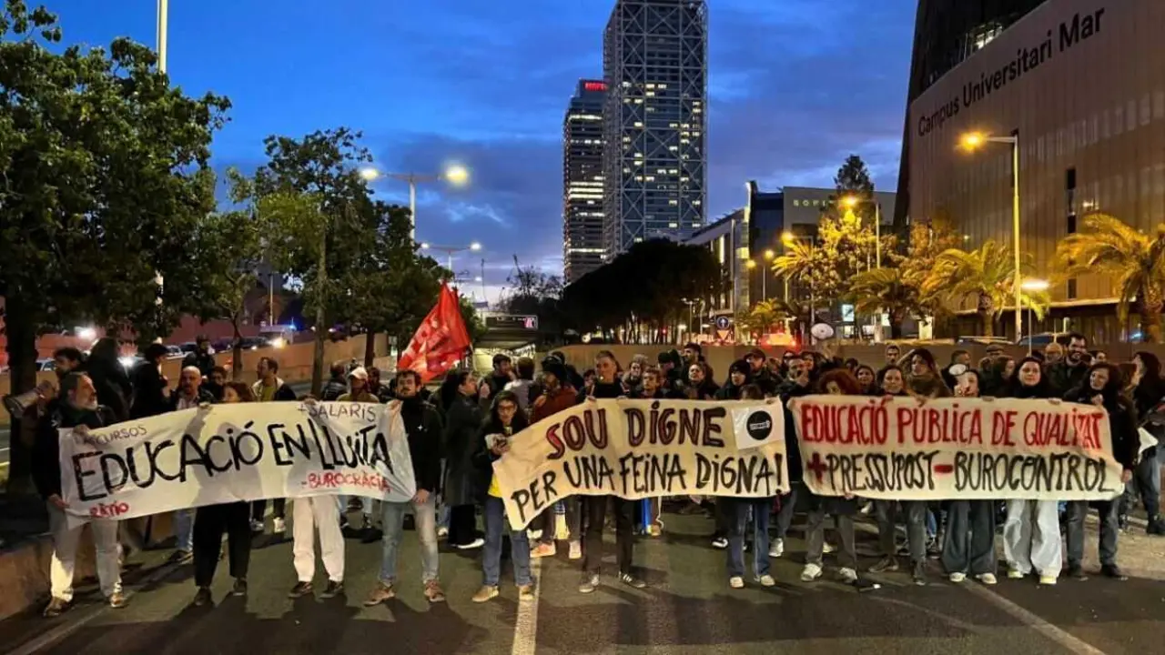 Profesorado en folga en Barcelona. (Foto: VilaWeb)