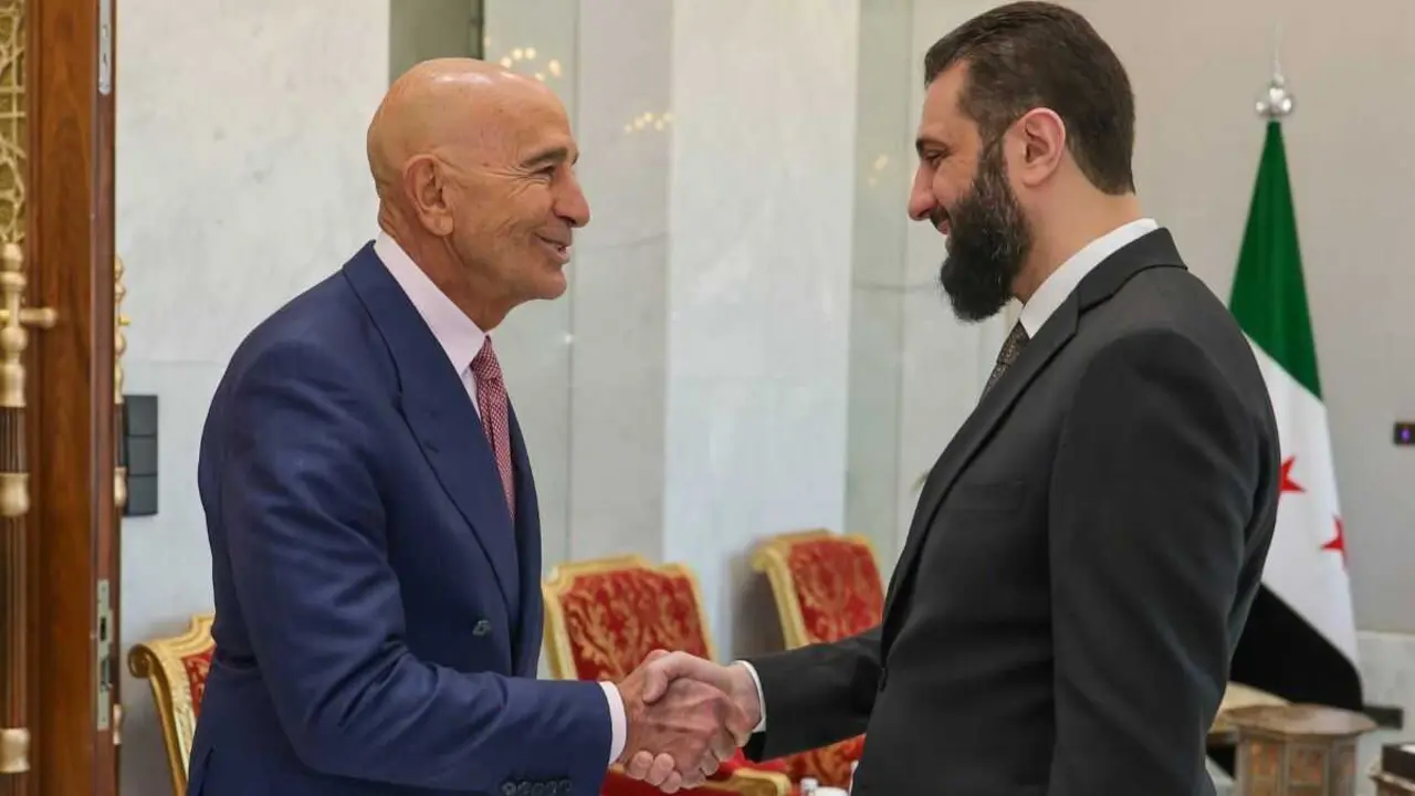 O presidente sirio Ahmed al Sharaa recibe o enviado dos EUA para Siria, Thomas Barak, no Palacio do Pobo en Damasco o 4 de febreiro. (Foto: Syrian Presidency / APA Images via ZUMA Press Wire / dpa)