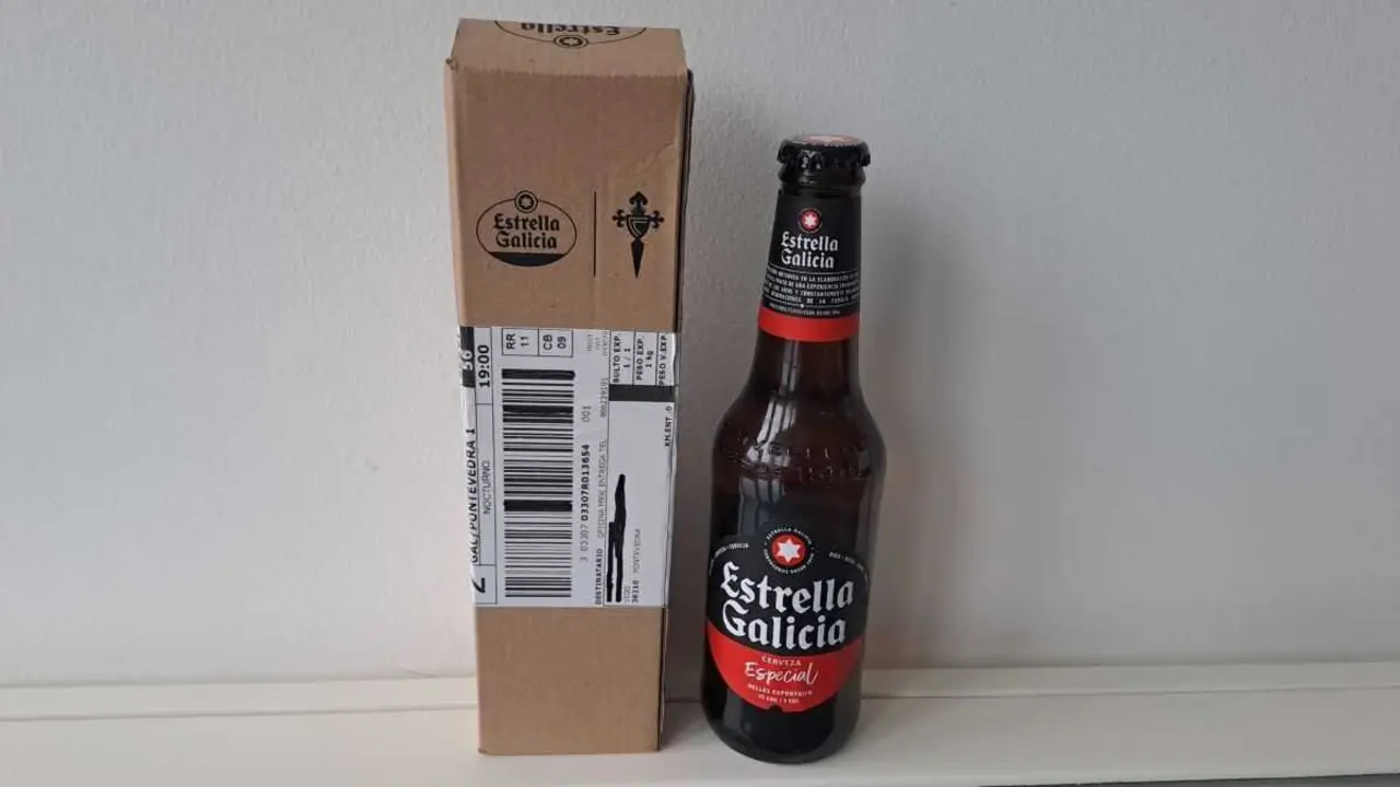 Unha botella de Estrella Galicia recibida por un siareiro do Celta este 11 de febreiro. (Foto: N&oacute;s Diario)