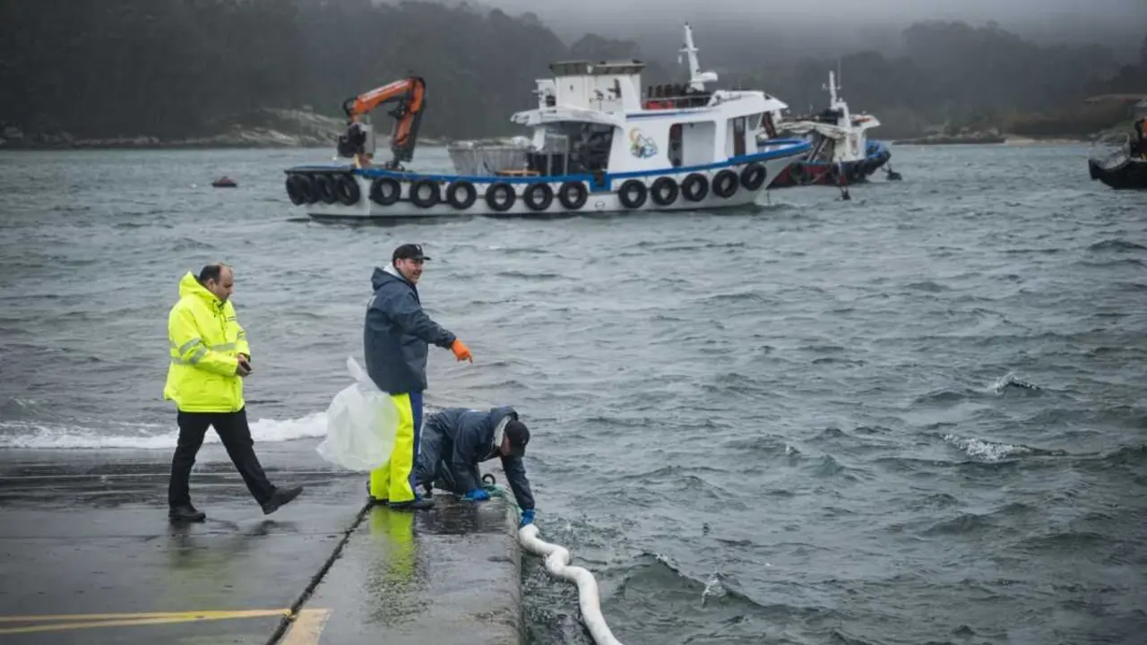 Traballos de limpeza e contenci&oacute;n dunha vertedura de gasoil ap&oacute;s afundir un bateeiro no Grove. (Foto: Elena Fern&aacute;ndez / Europa Press)