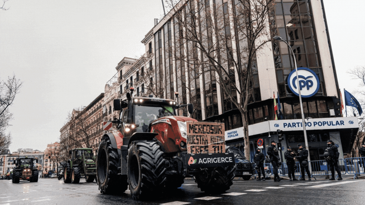 Protesta do sector agrogandeiro en Madrid contra o acordo con Mercosur este 11 de febreiro. (Foto: Carlos Luj&aacute;n / Europa Press)