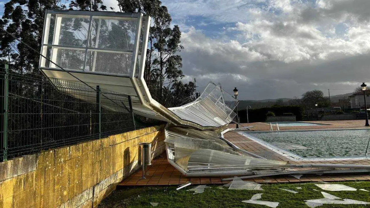 Cuberta da piscina de Abegondo ap&oacute;s o paso da borrasca 'Nils'. (Foto: Europa Press)