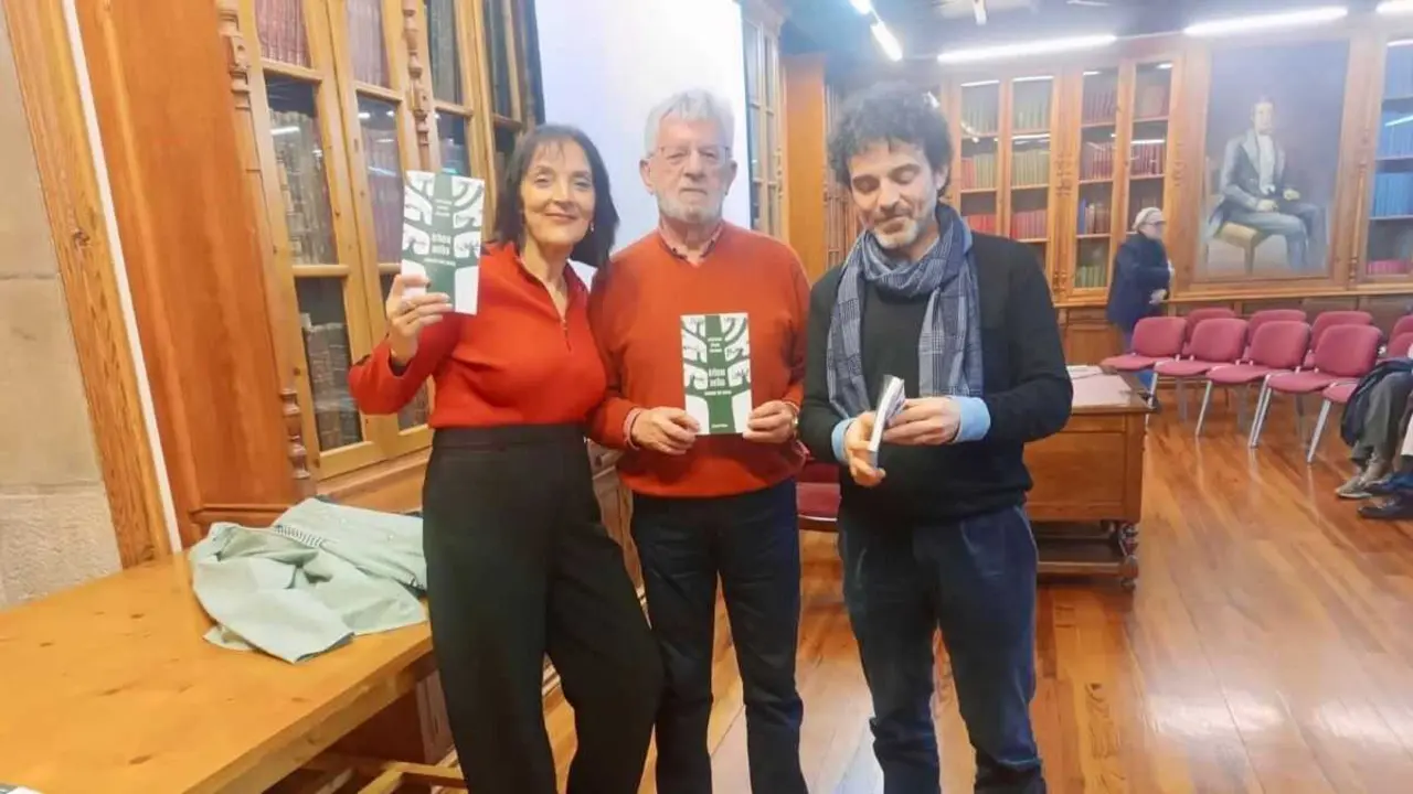 Rexina Veiga, Xos&eacute; Mar&iacute;a &Aacute;lvarez C&aacute;ccamo e Henrique Alvarellos, na presentaci&oacute;n desta cuarta feira, en Vigo.