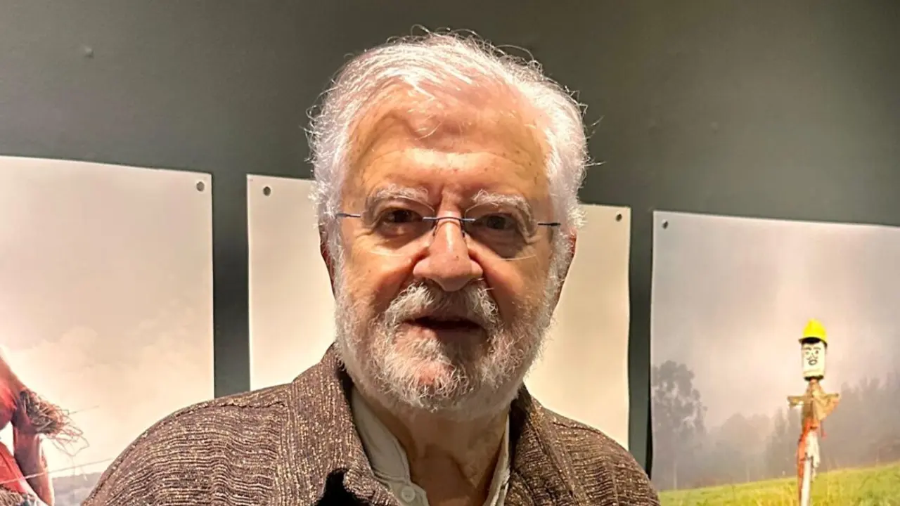 Manuel Send&oacute;n, este 11 de febreiro, diante dalgunhas das imaxes expostas na sede da Fundaci&oacute;n Laxeiro, en Vigo. (Foto: Fundaci&oacute;n Laxeiro)