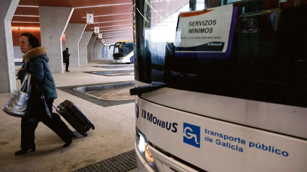 Un bus de servizos m&iacute;nimos este 11 de febreiro na estaci&oacute;n de Compostela. (Foto: Arxina)