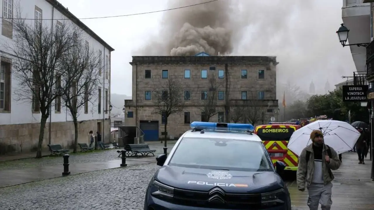 Incendio na comisar&iacute;a da Polic&iacute;a Nacional en Compostela. (Foto: Arxina)