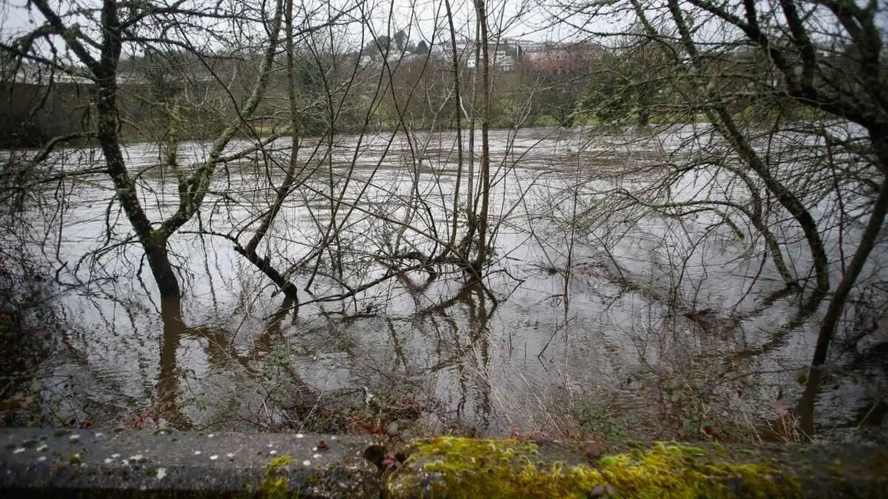 Desbordamento do r&iacute;o Mi&ntilde;o o pasado 28 de xaneiro. (Foto: Carlos Castro / Europa Press)