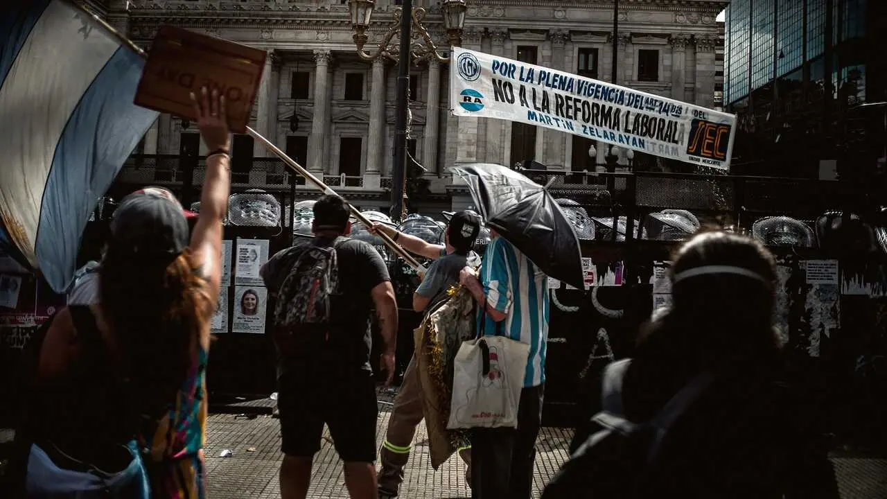 Miles de persoas sa&iacute;ron as r&uacute;as en Bos Aires este 12 de febreiro para denunciar as consecuencias que ter&iacute;a esta reforma. (Foto: Daniella Fernandez Realin / ZUMA P / DPA)