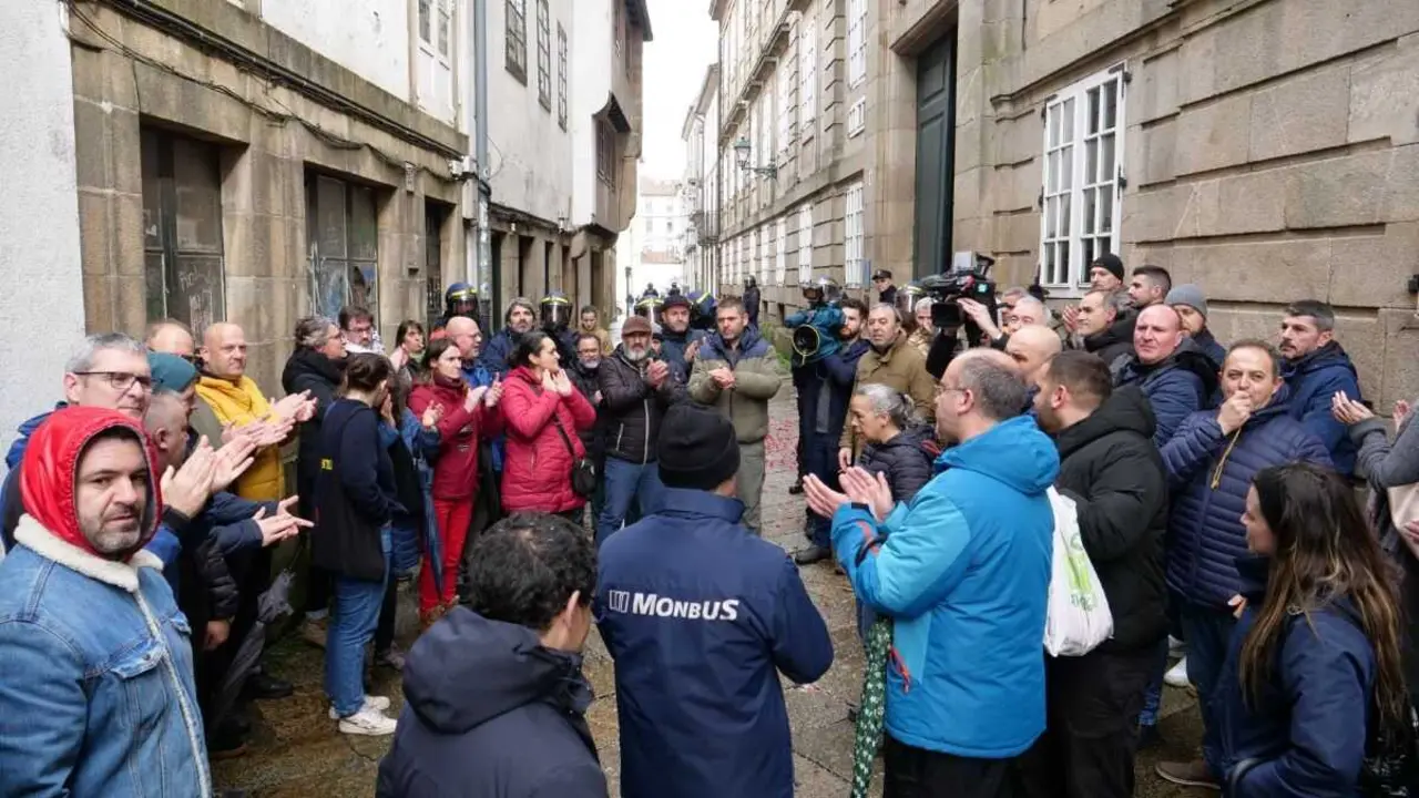 Persoal do sector do transporte de persoas viaxeiras por estrada da provincia da Coru&ntilde;a, esta quinta feira, ante a sede do Consello Galego de Relaci&oacute;ns Laborais, en Compostela. (Foto: N&oacute;s Diario)