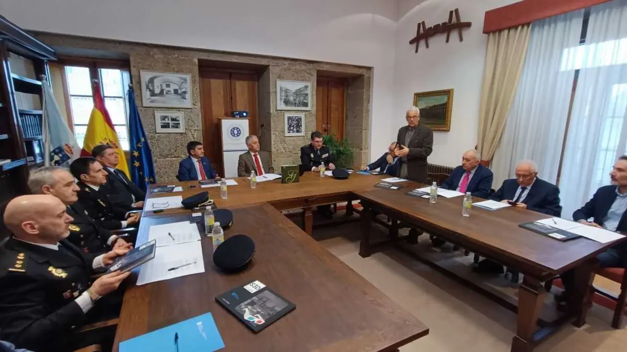 Pedro Branco xunto a Valent&iacute;n Garc&iacute;a e Xaqu&iacute;n Monteagudo nun encontro de traballo para avanzar na galeguizaci&oacute;n da polic&iacute;a. (Foto N&oacute;s Diario)