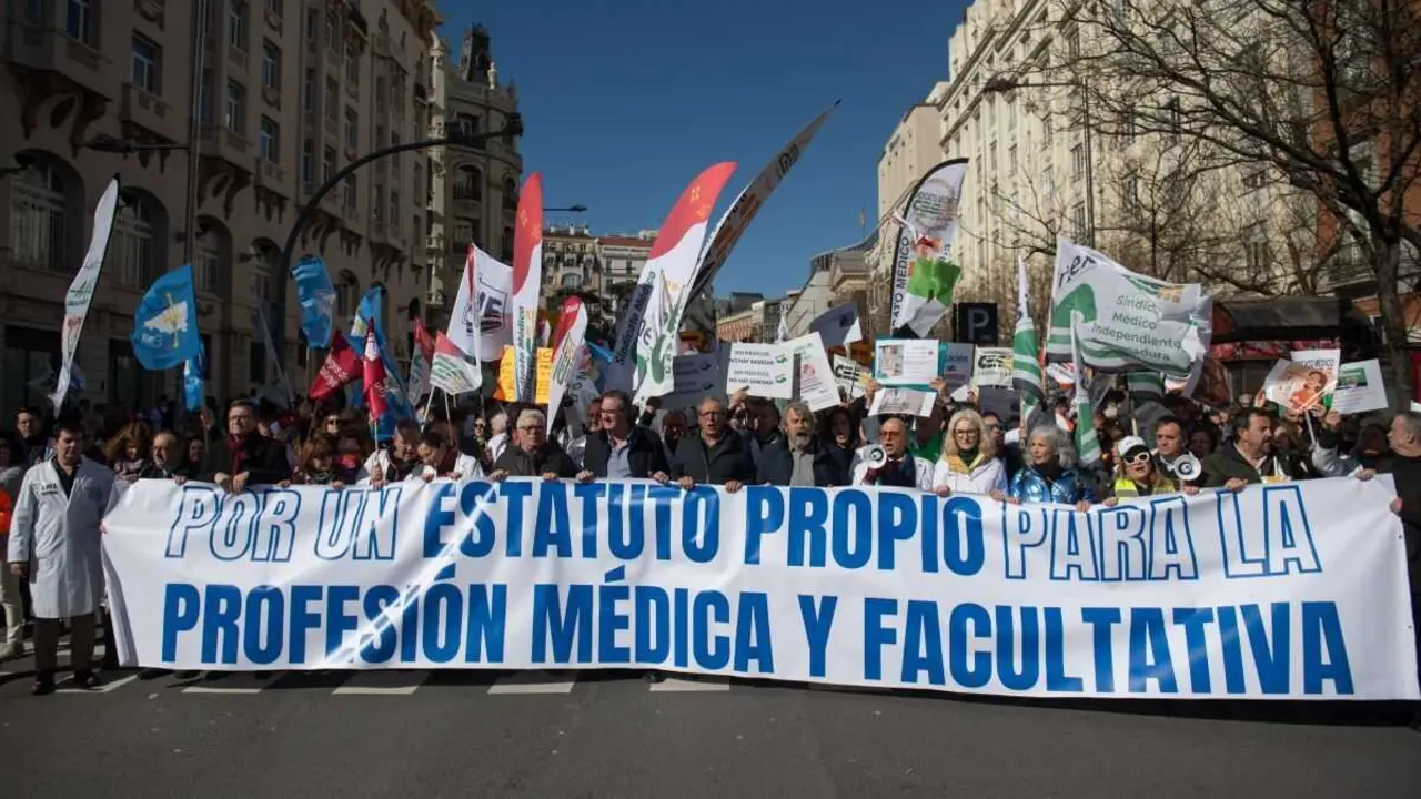 Persoal m&eacute;dico e facultativo mobilizado este 14 de febreiro en Madrid. (Foto: Fernando S&aacute;nchez / Europa Press)