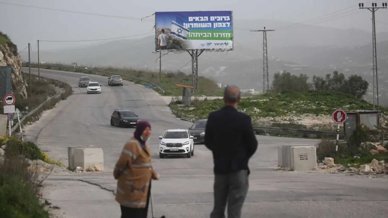 Bandeiras e pancartas israel&iacute;s ao norte de Nablus, en Cisxordania, colgadas polos colonos israel&iacute;s. (Foto: Europa Press / Contacto / Mohammed Nasser)