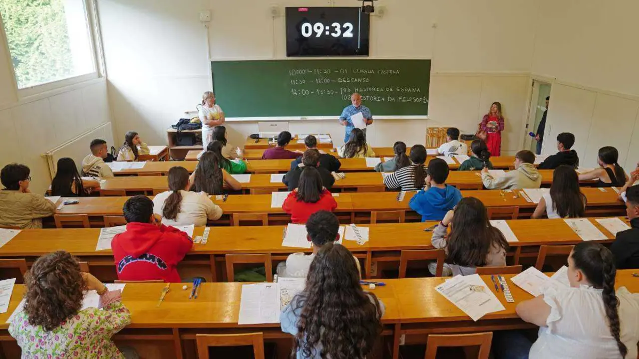 Alumnado nas Probas de Acceso &aacute; Universidade (PAU), en Compostela, en 2025. (Foto: &Aacute;lvaro Ballesteros / Europa Press)