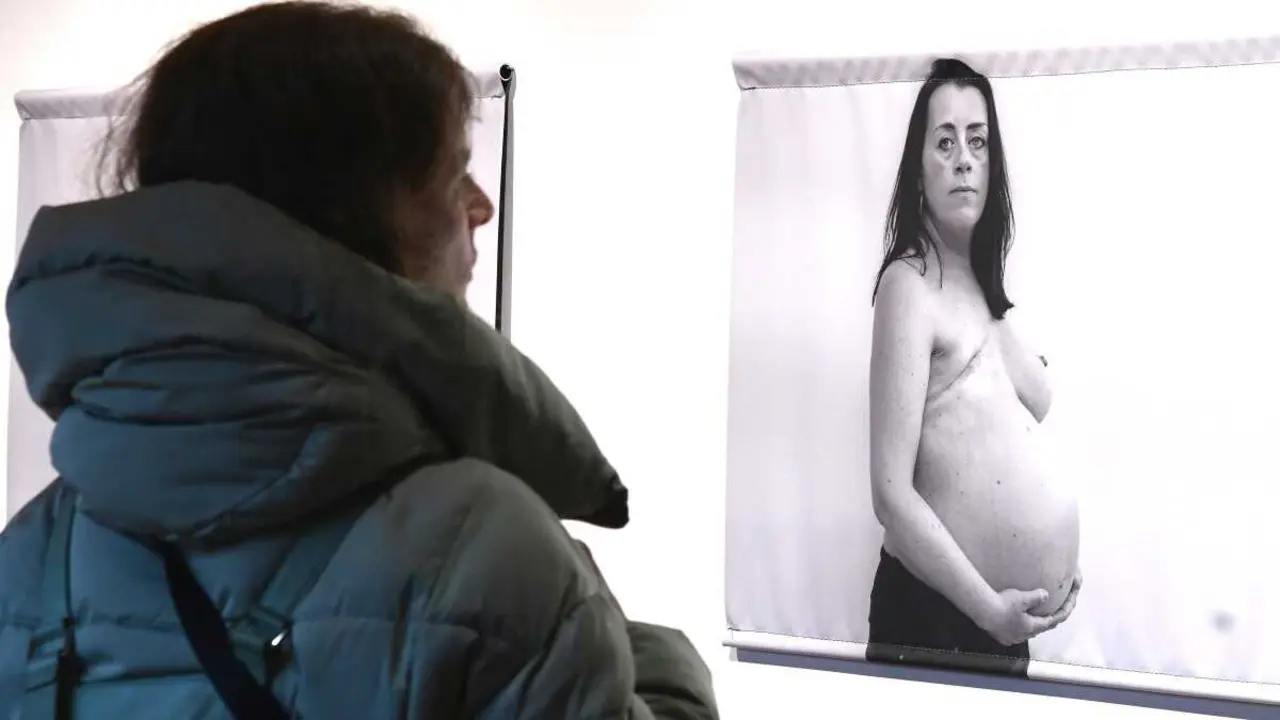 Iria Taibo nunha fotograf&iacute;a da exposici&oacute;n de Diana Fajardo. (Foto: Santi Alvite)