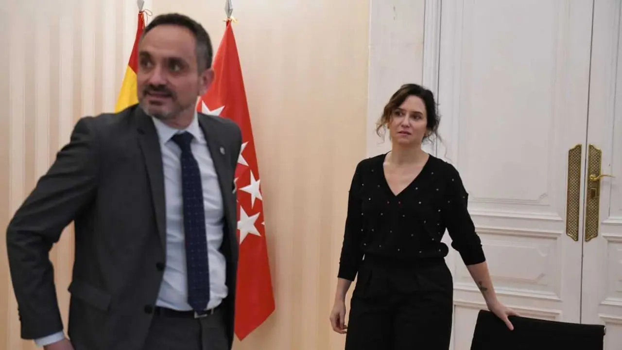 O alcalde de M&oacute;stoles, Manuel Bautista, e a presidenta da Comunidade de Madrid, Isabel D&iacute;az Ayuso. (Foto: Fernando S&aacute;nchez / Europa Press)