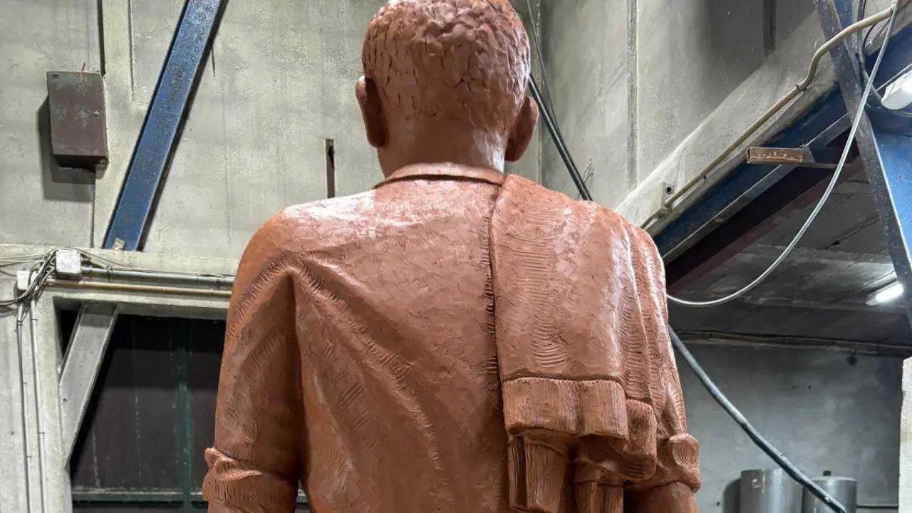 Boceto en arxila da escultura de Moncho Reboiras. (Foto: N&oacute;s Diario)