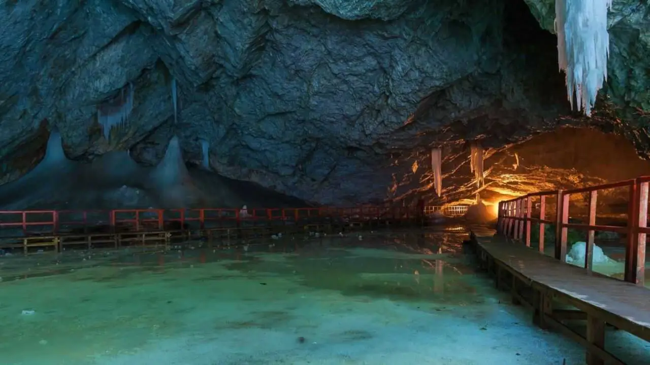 Acceso &aacute; cova de Scarisoara, en Roman&iacute;a, onde se atopou a bacteria. (Foto: Tomasz Wozniak)
