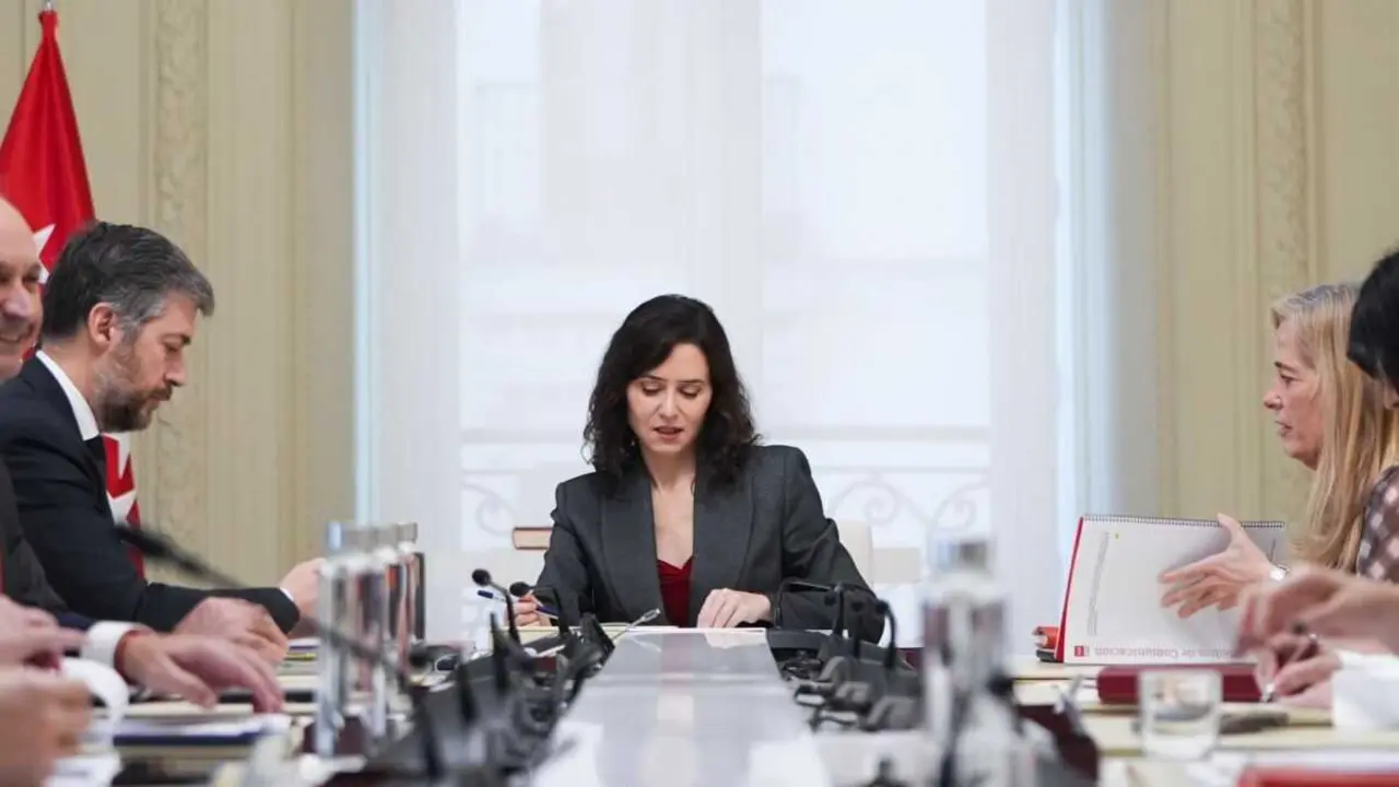 A presidenta do comunidade de Madrid, Isabel D&iacute;az Ayuso, no centro, esta cuarta feira. (Foto: Comunidade de Madrid)