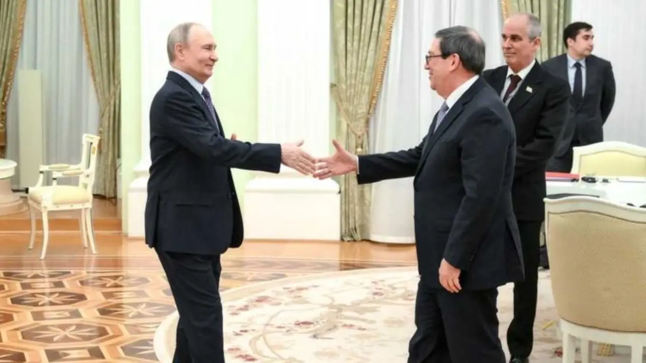 O presidente de Rusia, Vladimir Putin, e o chanceler de Cuba, Bruno Rodr&iacute;guez, esta cuarta feira 18 de febreiro durante a reuni&oacute;n. (Foto: Chancelar&iacute;a de Cuba)