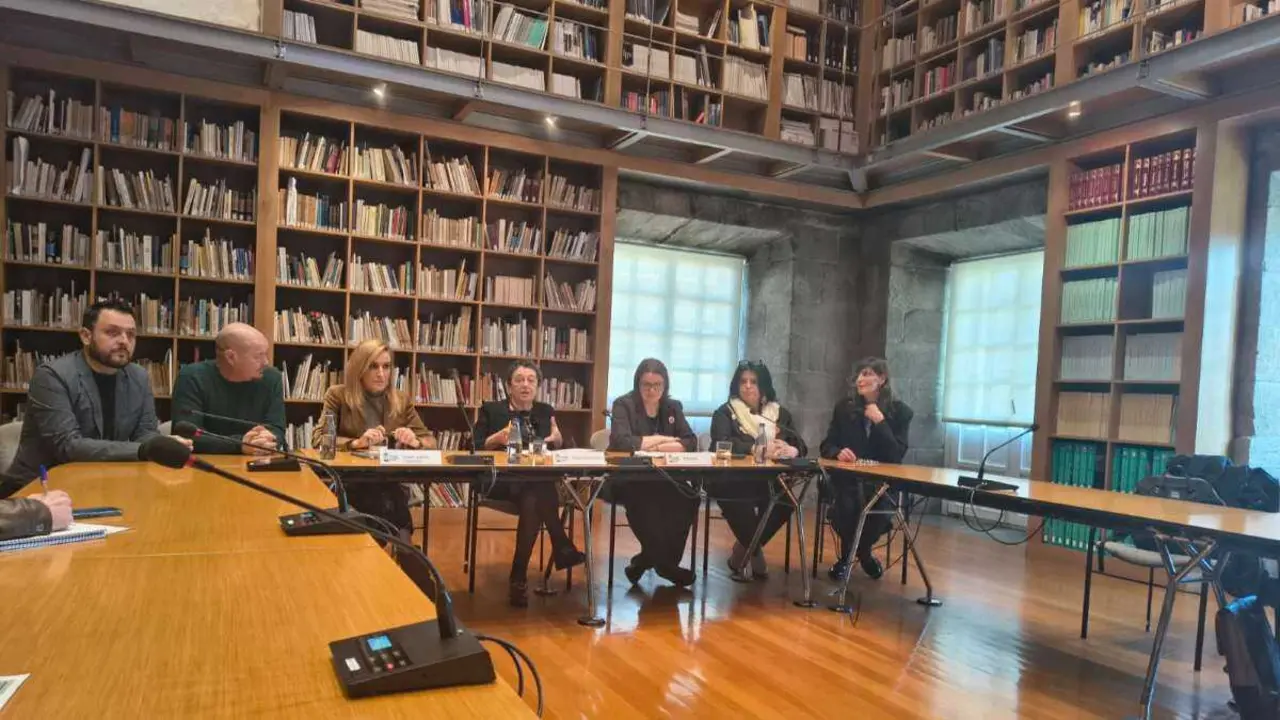 De esquerda a dereita: Roberto Pascual, Alberte Garc&iacute;a, Paula Cabaleiro, Rosario &Aacute;lvarez, Ruth Sousa, Encarna Lago e Mari&aacute;n Fern&aacute;ndez. (Foto: N&oacute;s Diario)