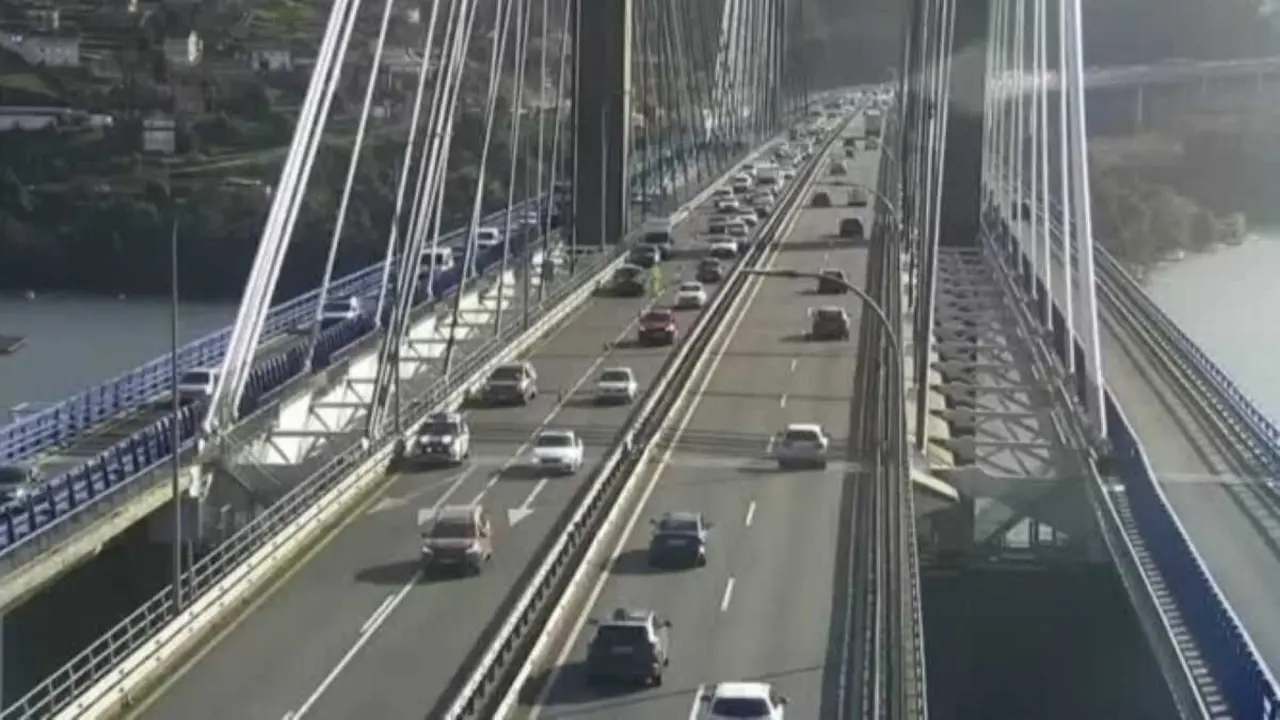 Imaxes dun accidente na Ponte de Rande. (Foto: DXT)