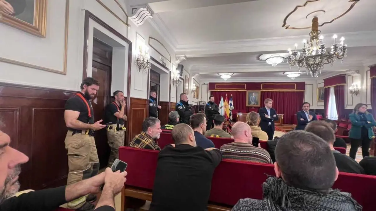 Os bombeiros reunidos co alcalde de Ferrol, esta quinta feira. (Foto: Cedida)
