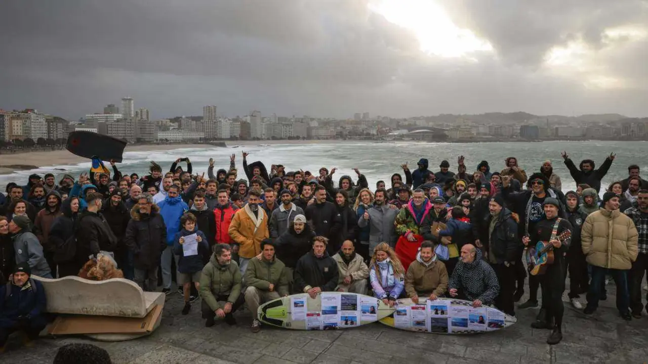 Concentraci&oacute;n na Fonte surfista o pasado 11 de febreiro na Coru&ntilde;a. (Fuente: Mart&iacute;n Rivas)