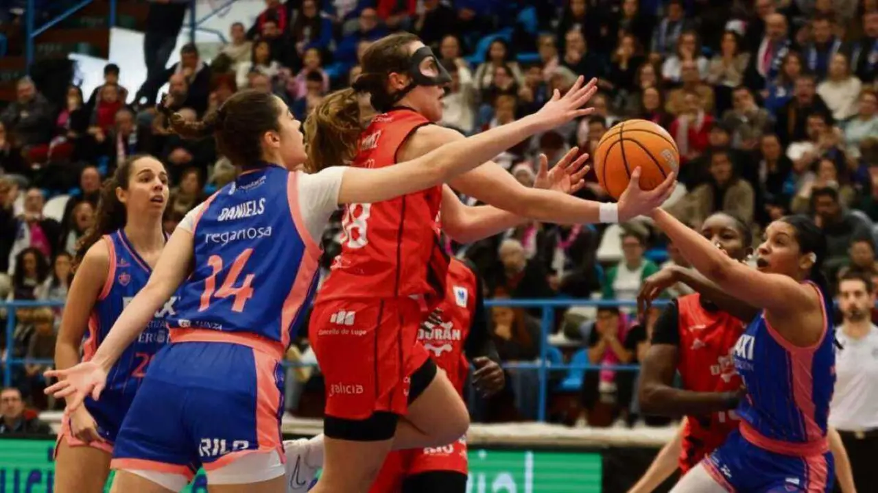 Alicia Fl&oacute;rez, do Ensino e Elena Rodr&iacute;guez, Daniels e Joiner, do Uni Ferrol, no partido de ida. (Foto: Dur&aacute;n Maquinaria Ensino)